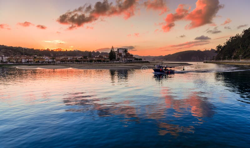 Barco de pesca que vuelve para virar Ribadesella hacia el lado de babor imágenes de archivo libres de regalías Barco de pesca que vuelve para virar Ribadesella hacia el lado de babor imágenes de archivo libres de regalías