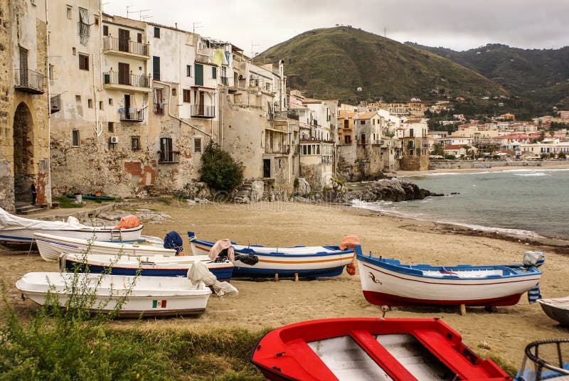 Barco de pesca siciliano na praia em Cefalu, Sicília imagem de stock Barco de pesca siciliano na praia em Cefalu, Sicília imagem de stock