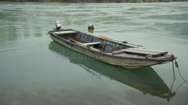 Barco de pesca situado no rio