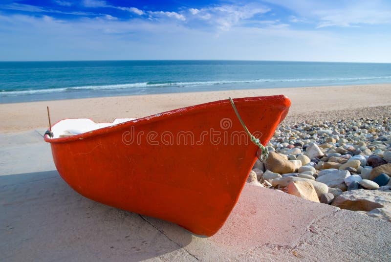 Barco de pesca vermelho imagem de stock royalty free Barco de pesca vermelho imagem de stock royalty free