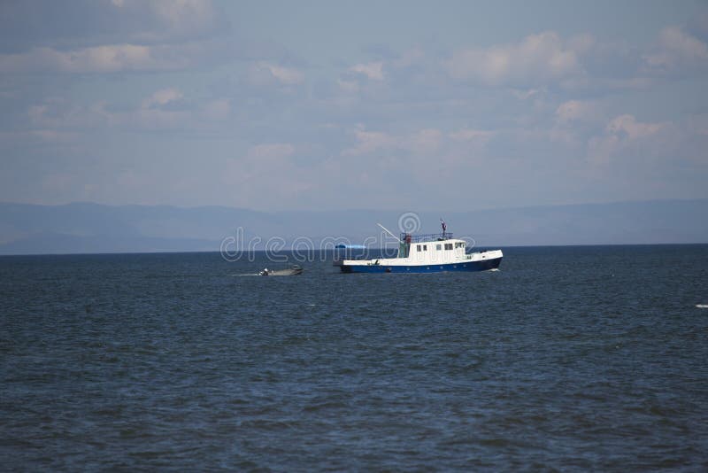 Barco de placer en el lago Baikal foto de archivo libre de regalías Barco de placer en el lago Baikal foto de archivo libre de regalías