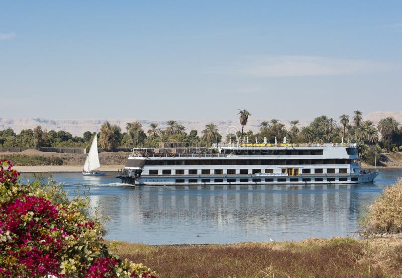 Barco de rio de Nile que cruza através de Luxor foto de stock royalty free Barco de rio de Nile que cruza através de Luxor foto de stock royalty free