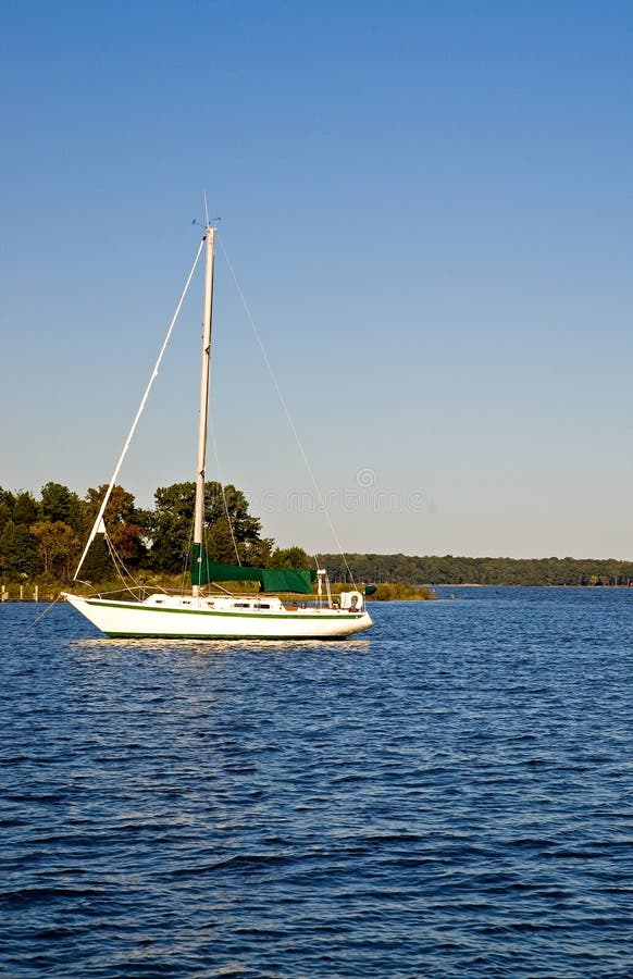Barco de vela asegurado en la bahía de Chesapeake