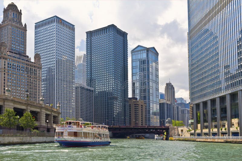 Barco de visita turístico de excursión, río de Chicago, Illinois imágenes de archivo libres de regalías