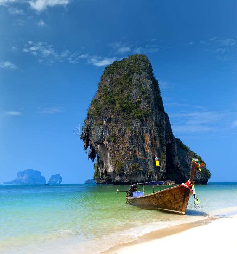 Barco del viaje en la playa de la isla de Tailandia. Landsc tropical de Asia de la costa