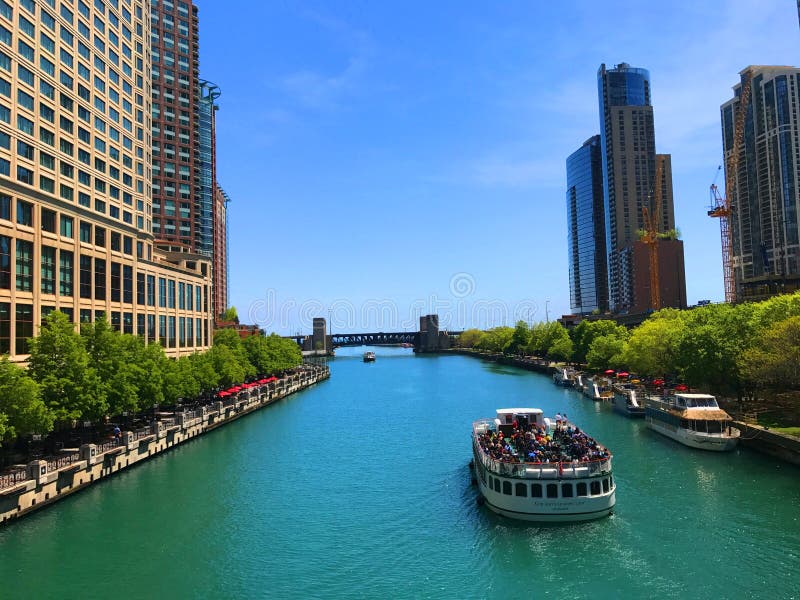 Barco del viaje que viaja en el río Chicago foto de archivo Barco del viaje que viaja en el río Chicago foto de archivo
