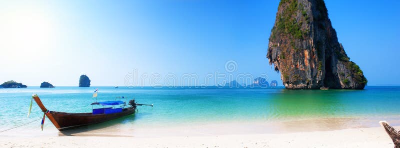 Barco do curso na praia da ilha de Tailândia. Landsc tropical de Ásia da costa imagem de stock royalty free Barco do curso na praia da ilha de Tailândia. Landsc tropical de Ásia da costa imagem de stock royalty free