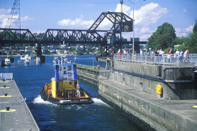 Barco do reboque que dirige Hiram M Fechamentos em Puget Sound, Seattle de Chittenden, WA