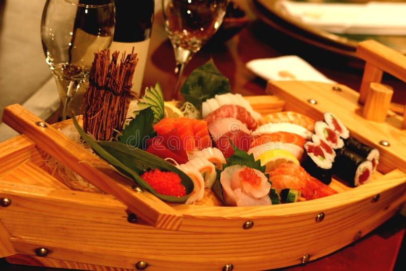 Download Barco do sushi foto de stock. Imagem de prawn, folha, alimento - 59356