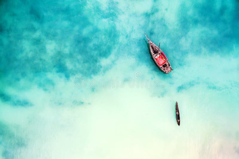 Barco e navio no oceano bonito de turquesa, vista superior