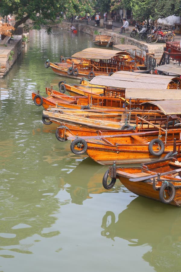 Barco en una ciudad acuática china fotografía de archivo libre de regalías