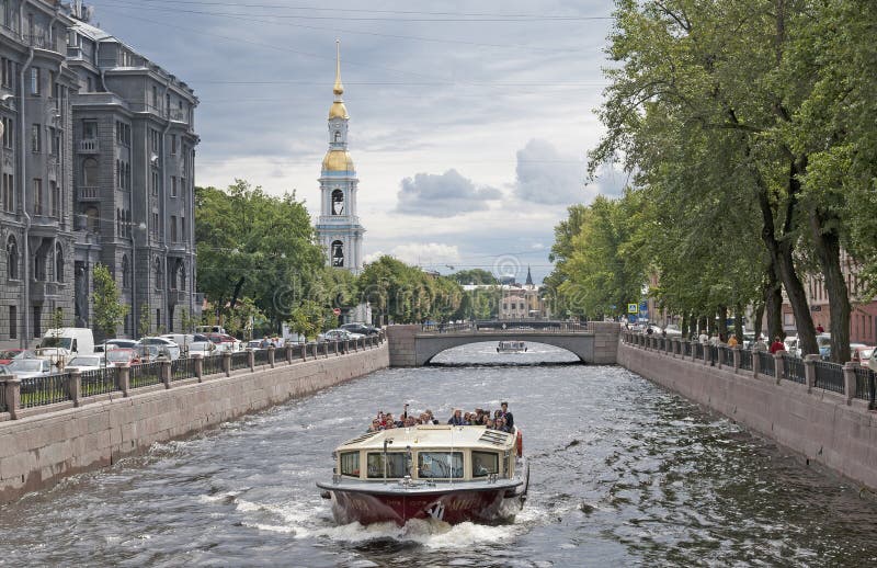 Barco en el canal. St Petersburg. Rusia foto de archivo Barco en el canal. St Petersburg. Rusia foto de archivo
