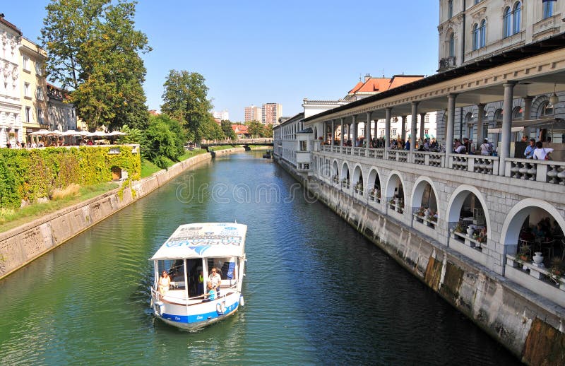 Barco en el río de Ljubljanica, Ljubljana, Eslovenia fotografía de archivo Barco en el río de Ljubljanica, Ljubljana, Eslovenia fotografía de archivo