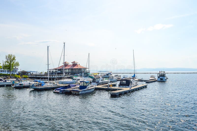 Barco en un muelle en Burlington, Vermont, los E. E. U. imagen de archivo.