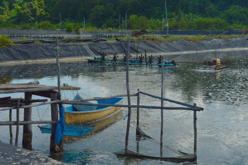 Barco, esquife en el lago del tratamiento viejo sistema de la purificación del agua ST fotos de archivo libres de regalías Barco, esquife en el lago del tratamiento viejo sistema de la purificación del agua ST fotos de archivo libres de regalías