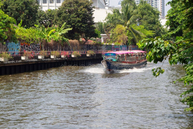 Barco expreso de la velocidad rápida en el río de Khlong Saen Seap en Bangkok céntrica fotografía de archivo libre de regalías Barco expreso de la velocidad rápida en el río de Khlong Saen Seap en Bangkok céntrica fotografía de archivo libre de regalías