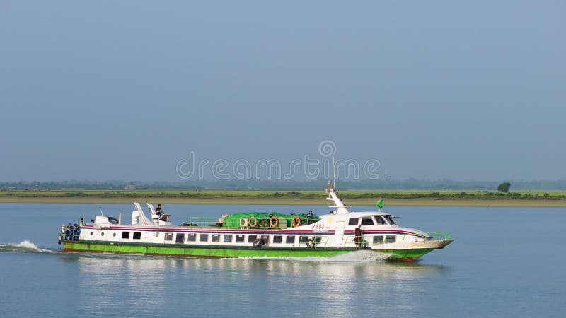Barco expreso en el río de Kaladan, Myanmar imagen de archivo libre de regalías Barco expreso en el río de Kaladan, Myanmar imagen de archivo libre de regalías