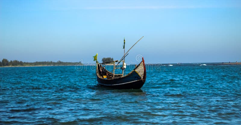 Barco flutuante na costa da ilha de saint martin, em baía de bangal