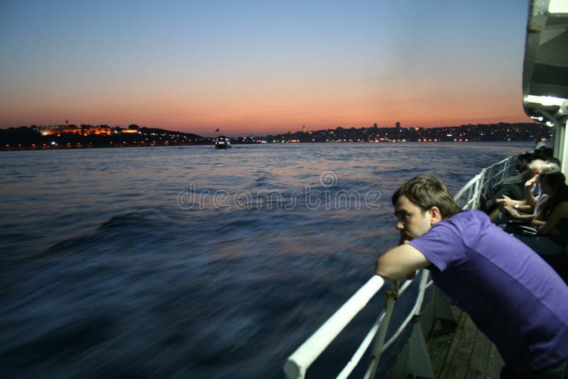 Barco a flutuar sobre o Bósforo fotos de stock