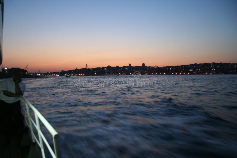 Barco a flutuar sobre o Bósforo imagens de stock