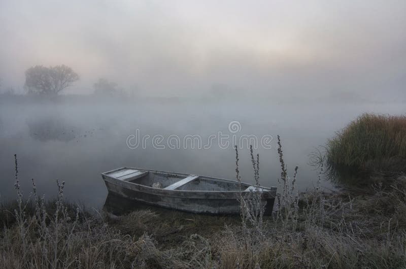 Barco fora da costa em uma manhã nevoenta da mola foto de stock Barco fora da costa em uma manhã nevoenta da mola foto de stock