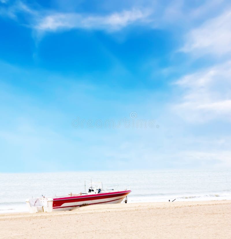 Barco hermoso en la playa bajo el cielo azul y las nubes imagenes de archivo Barco hermoso en la playa bajo el cielo azul y las nubes imagenes de archivo