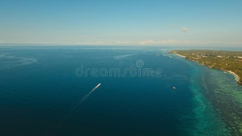 Barco a motor no mar, vista aérea imagens de stock Barco a motor no mar, vista aérea imagens de stock
