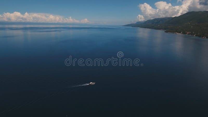 Barco a motor no mar, vista aérea Ilha Filipinas de Cebu imagem de stock Barco a motor no mar, vista aérea Ilha Filipinas de Cebu imagem de stock