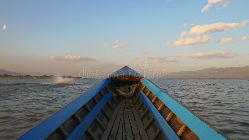 Barco a motor que atravessa o lago de mianmar