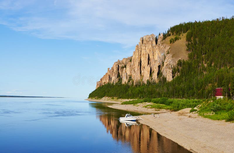 Barco perto da entrada a Lena Pillars National Park imagem de stock royalty free Barco perto da entrada a Lena Pillars National Park imagem de stock royalty free