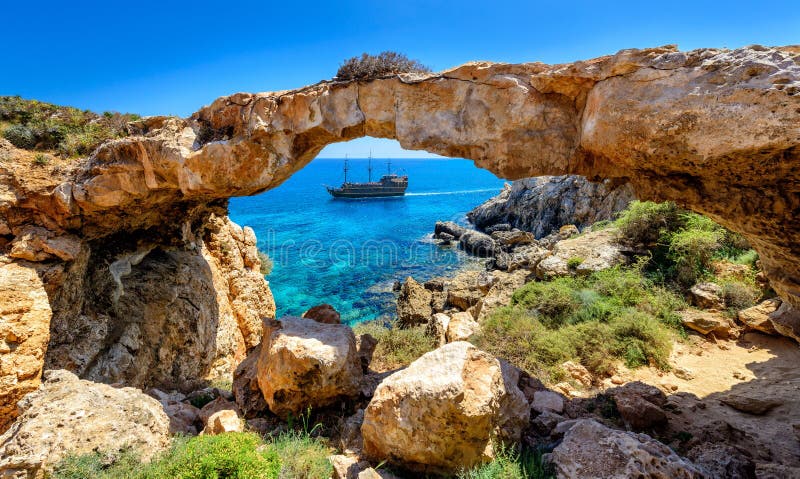 Barco pirata a través del arco de la roca, Chipre