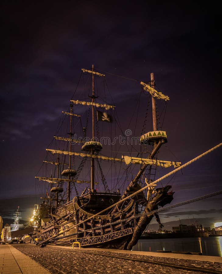 Barco pirata viejo anclado por el embarcadero en Sopot, Gdyna imagen de archivo libre de regalías Barco pirata viejo anclado por el embarcadero en Sopot, Gdyna imagen de archivo libre de regalías