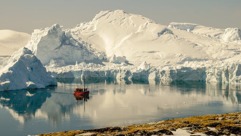 Barco que cruza entre iceberg em Gronelândia