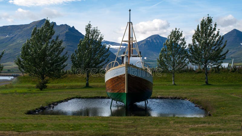 Barco que eleva y mantiene flotando en un pequeño lago imagen de archivo libre de regalías Barco que eleva y mantiene flotando en un pequeño lago imagen de archivo libre de regalías