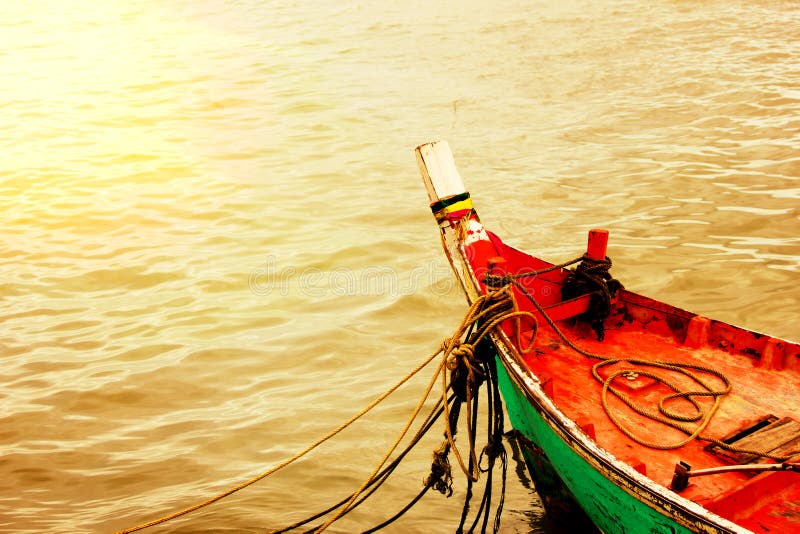 Barco que flutua no mar de Tailândia foto de stock