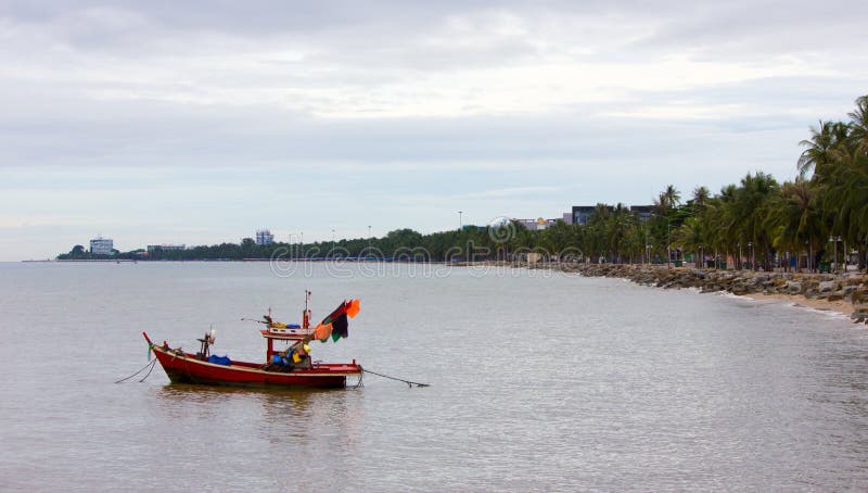 Barco que flutua no mar de Tailândia fotos de stock