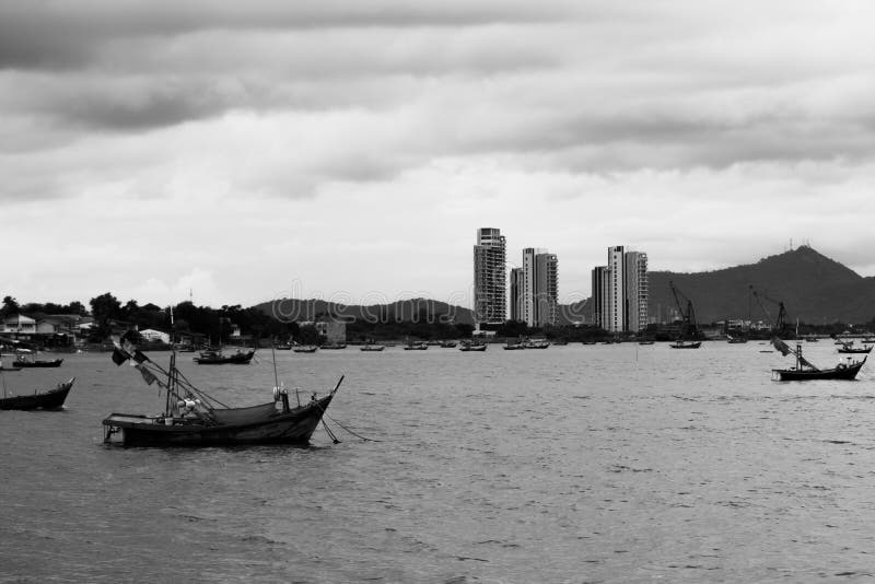 Barco que flutua no mar de Tailândia foto de stock