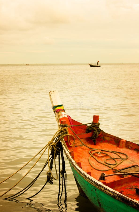 Barco que flutua no mar de Tailândia fotografia de stock
