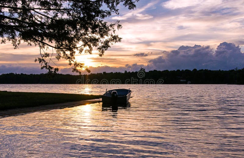Barco a flutuar pacificamente nas águas do Lago Silver, Canadá imagem de stock