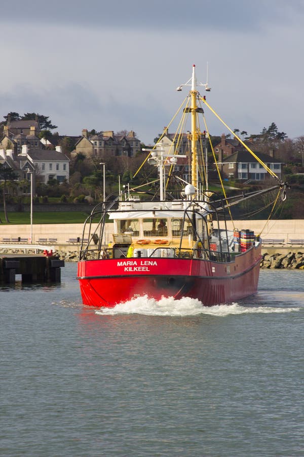 Barco rastreador que viene atracar en el puerto de Bangor en Irlanda después de las semanas que pescan en el mar de Irlanda imagen de archivo libre de regalías Barco rastreador que viene atracar en el puerto de Bangor en Irlanda después de las semanas que pescan en el mar de Irlanda imagen de archivo libre de regalías