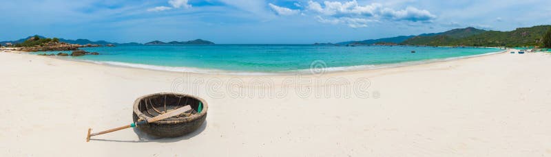 Barco redondo vietnamita Isla maldiva Vietnam Panorama fotografía de archivo libre de regalías Barco redondo vietnamita Isla maldiva Vietnam Panorama fotografía de archivo libre de regalías