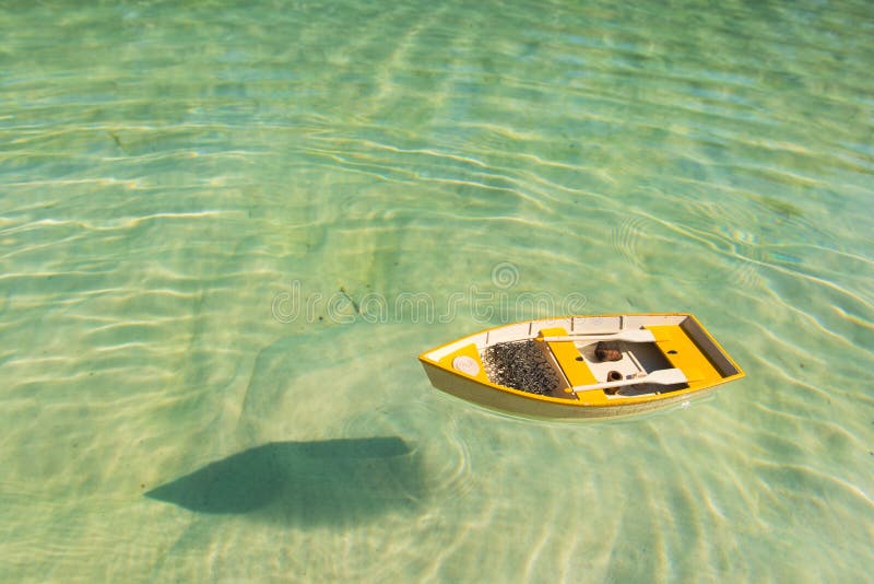 Barco a remo flutuando em água fotografia de stock royalty free