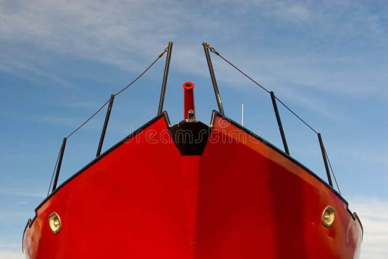 Barco rojo, cielo azul foto de archivo libre de regalías Barco rojo, cielo azul foto de archivo libre de regalías