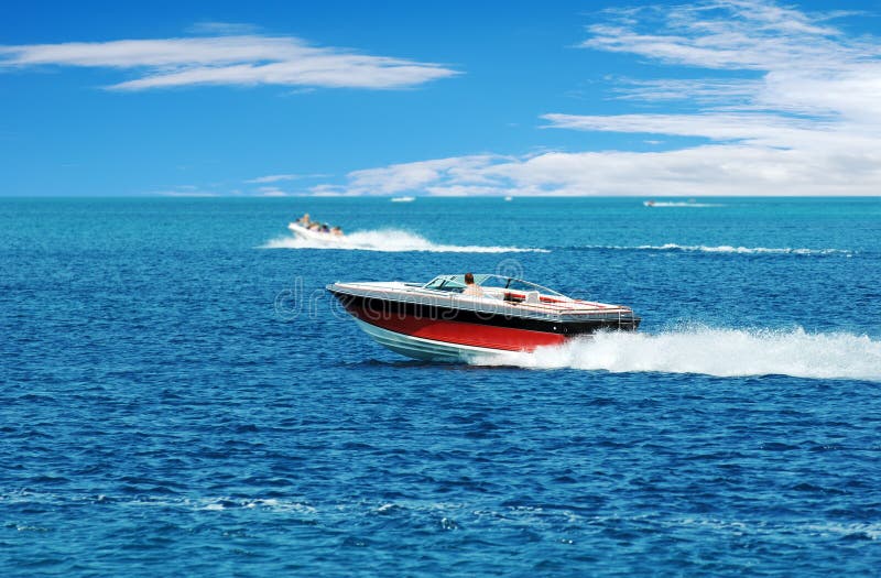 Barco rojo de la potencia imágenes de archivo libres de regalías Barco rojo de la potencia imágenes de archivo libres de regalías