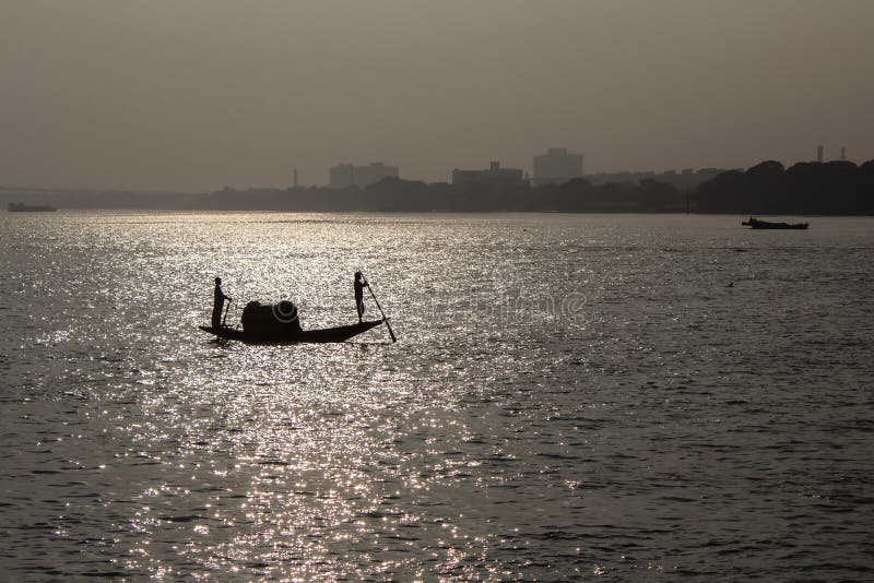 Barco tradicional en el río del ganga en el kolkata la India en puesta del sol foto de archivo libre de regalías Barco tradicional en el río del ganga en el kolkata la India en puesta del sol foto de archivo libre de regalías