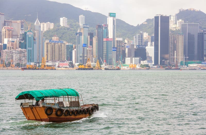 Barco tradicional na frente de Hong Kong Harbour Skyline fotografia de stock Barco tradicional na frente de Hong Kong Harbour Skyline fotografia de stock