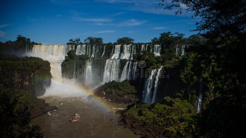 Barco turístico cerca de las cascadas de Iguazu, del argentino fotos de archivo libres de regalías Barco turístico cerca de las cascadas de Iguazu, del argentino fotos de archivo libres de regalías