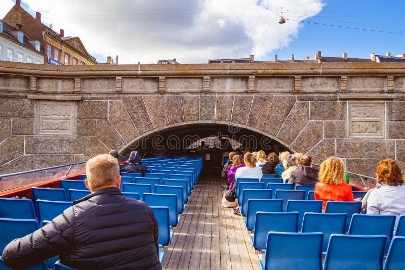 Barco turístico en Copenhague, Dinamarca