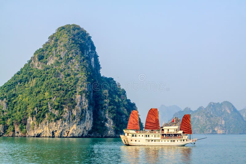Barco turístico en la bahía de Halong fotografía de archivo Barco turístico en la bahía de Halong fotografía de archivo