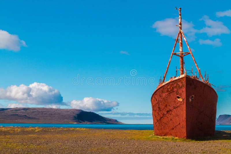 Barco varado en Westfjords de Islandia fotografía de archivo libre de regalías Barco varado en Westfjords de Islandia fotografía de archivo libre de regalías